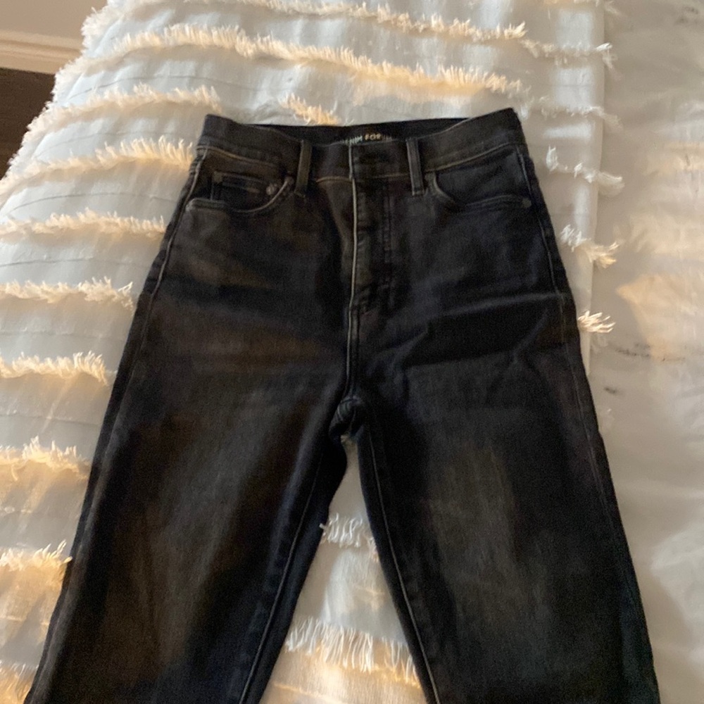 Never worn aritzia Denim forum black (light wash) jeans. Size 26